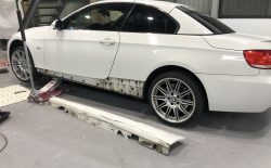 ＢＭＷ３３５iのサイドステップ修理