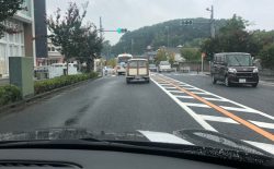 前を走る車は…