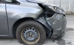レッカーで運ばれてきた日産ノート